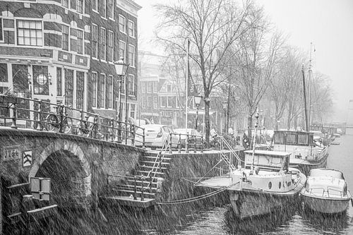 Amsterdam, hoek Brouwersgracht en Prinsengracht met natte sneeuw en veel wind