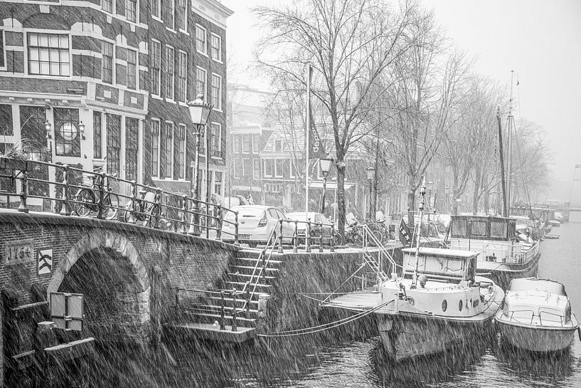 Amsterdam, hoek Brouwersgracht en Prinsengracht met natte sneeuw en veel wind van Suzan Baars