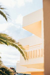 De palmboom langs het gele hotel op Kreta, Griekenland