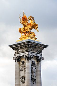 Pont Alexandre III gouden standbeeld van Dennis van de Water
