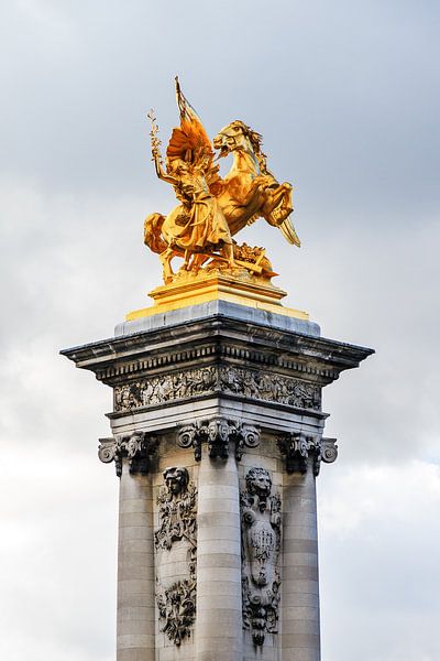 Pont Alexandre III statue d'or par Dennis van de Water