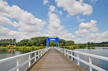 Bij het water