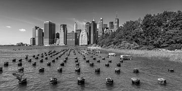Lower Manhattan Skyline in an idyllic atmosphere – Monochrome Panorama