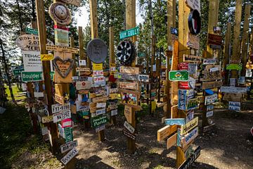 The Sign Post Forest in Canada van Roland Brack