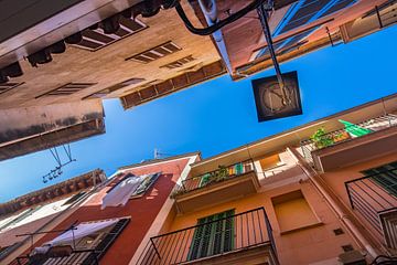 Typische straat in de oude stad van Palma de Majorca, met uitzicht op de zonnige blauwe hemel van Alex Winter