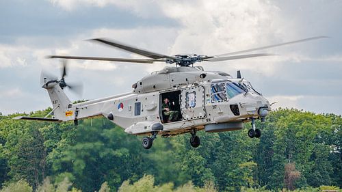 Landing Koninklijke Luchtmacht NH-90 helikopter.