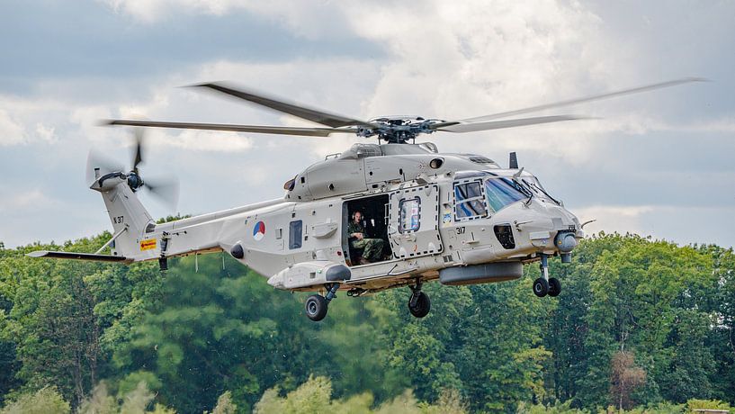 Landung eines NH-90-Hubschraubers der Royal Air Force. von Jaap van den Berg