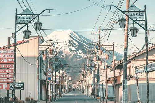 La rue Shimoyoshida Honcho avec le mont Fuji en arrière-plan – style vintage urbain