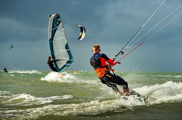 Kiting and surfing at the Brouwersdam by Paula Romein