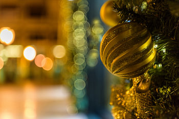 Weihnachtsballdekoration mit bokeh