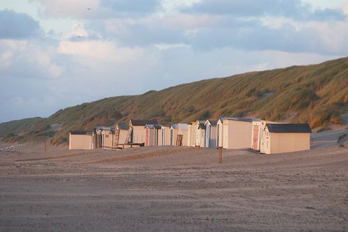 Strandhuisje in het avondlicht bij Paal15