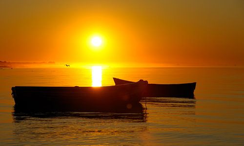 Boote bei Sonnenaufgang