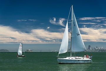 Een paar zeilschepen bevaren de Baai van San Francisco (VS)