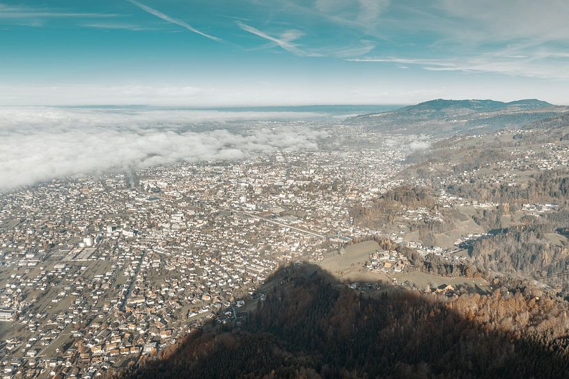 Luchtfoto over de stad Dornbirn, Oostenrijk in ochtendmist van Besa Art