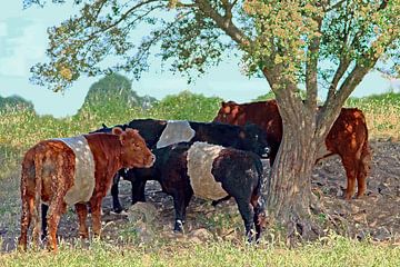 Gruppe von Kühen, die unter einem Baum stehen (bearbeitetes Foto)