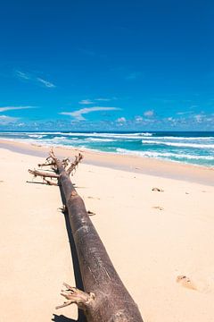 Belle plage blanche à l'eau bleu vif (Pantai Nunggalan Beach) à Bali, Indonésie sur Troy Wegman