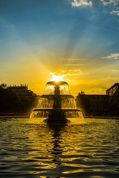 Duitsland, Wiesbaden oranje zonsondergang hemel achter fontein van adventure-photos