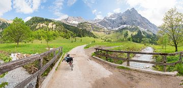 fietstocht in idyllisch landschap, Engtal, Karwendel Alpen bij van SusaZoom