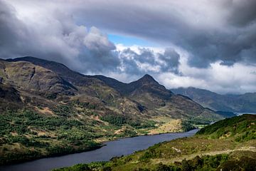 Schottland - Blick auf einen der vielen kleineren Lochs in Schottland von Rick Massar