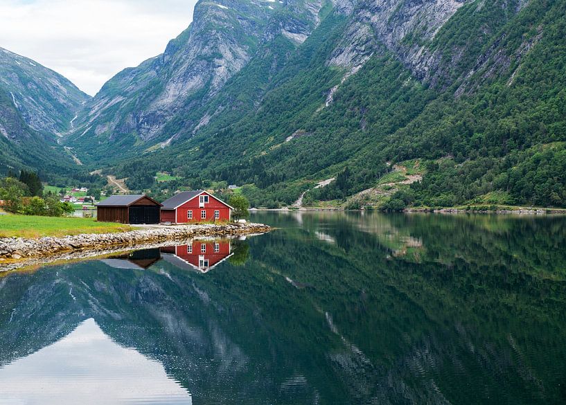 maison en bois rouge au bord d'un fjord par ChrisWillemsen