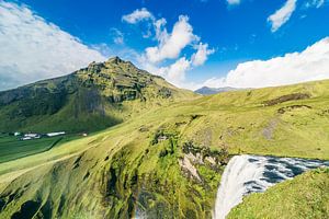 Skogafoss Wasserfall in Island an einem Sommertag von oben gesehen