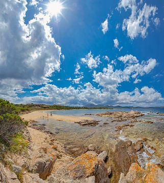Spiaggia Punta Volpe, strand met verspreide rotsen in de zee, Porto Rotondo, Sardinia, Italië van Rene van der Meer
