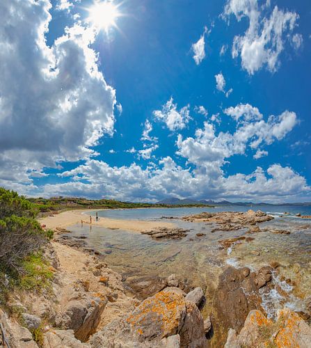Spiaggia Punta Volpe, strand met verspreide rotsen in de zee, Porto Rotondo, Sardinia, Italië