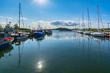 Zonnestralen in de haven van Thiessow, Rügen van GH Foto & Artdesign