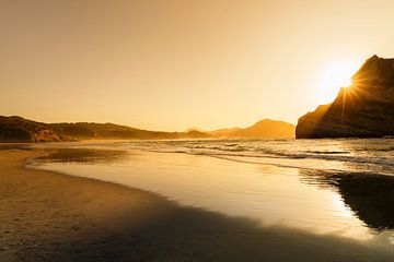 Wharariki Beach bij zonsondergang, Golden Bay, South Island, Nieuw Zeeland, van Markus Lange