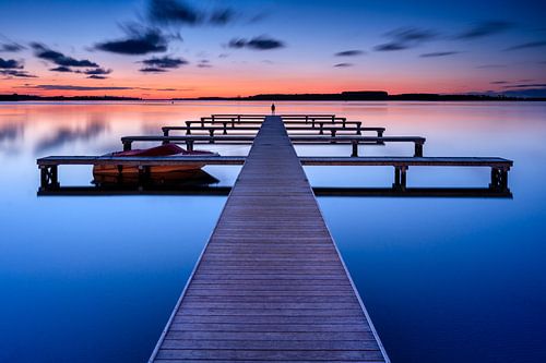 Die blaue Stunde an einem Landungssteg in Zeeland