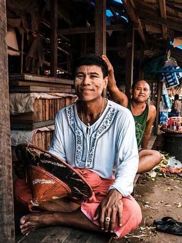 Portret van Birmese jongen op een markt bij Yangon (Rangoon), Myanmar (Birma)