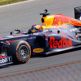 Max Verstappen close in actie op zandvoort  van Remco Van Daalen