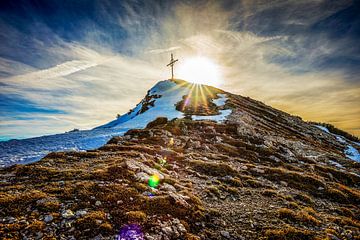 Zonsopgang achter het kruis op de top. van Marcel Hechler
