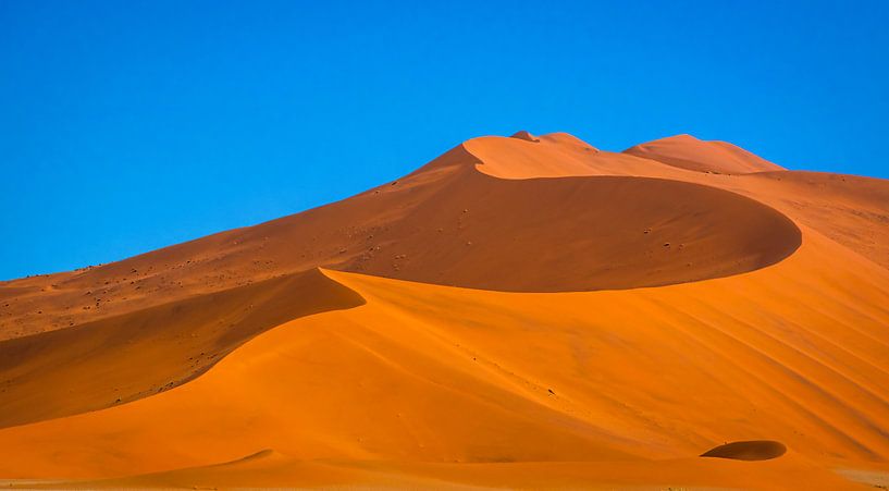 Prachtige lijnen in de rode duinen van de Sossusvlei, Namibie van Rietje Bulthuis