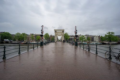 De Magere brug in de regen.