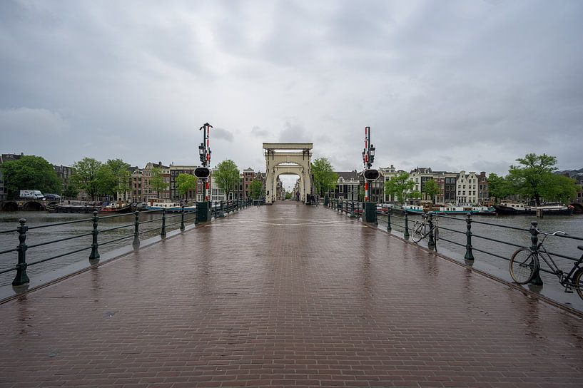 De Magere brug in de regen. van Peter Bartelings