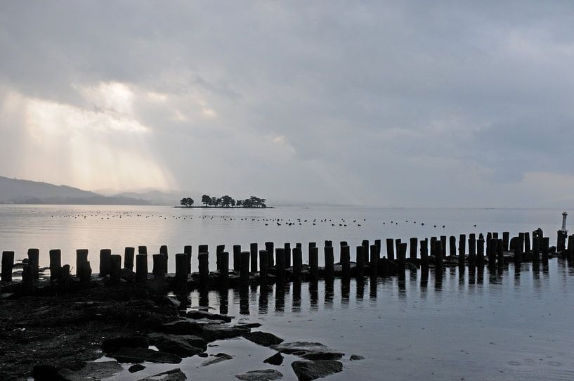 Faisceaux lumineux sur le lac Shinji par Emi Barendse