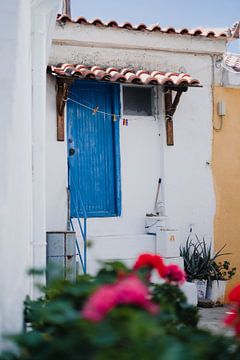 De blauwe deur in Manolates - Samos, Griekenland van Angelique van Esch
