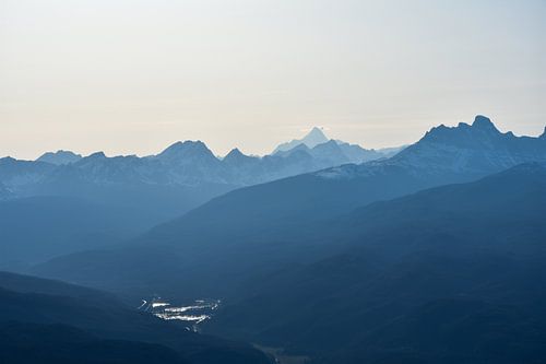 Montagnes bleues au coucher du soleil