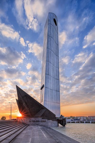 Kriegerdenkmal De Boeg gegen einen erstaunlichen Himmel, Rotterdam von Tony Vingerhoets