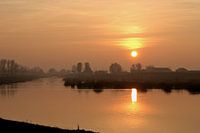 Een mistige zonsondergang