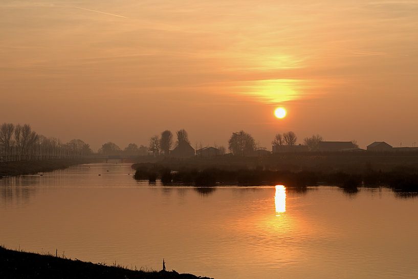Ein nebeliger Sonnenuntergang von Yvonne van Leeuwen