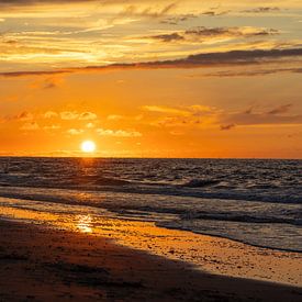 Zonsondergang aan de Zeeuwse kust van Josephine Huibregtse