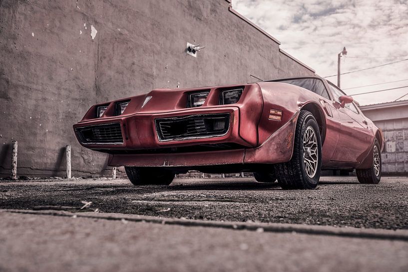 Pontiac, Rode roestige sportauto van Atelier Liesjes