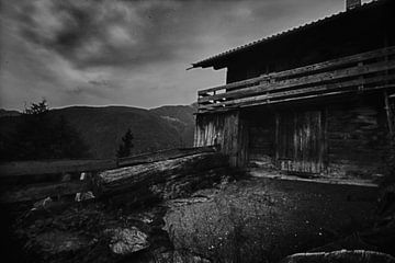 Wooden cabin in the Austrian Alps van Mark van Hattem