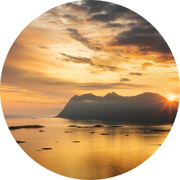 Midzomernacht zon boven de bergen