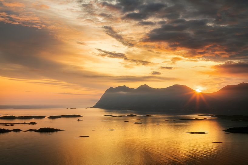 Soleil de nuit d'été sur les montagnes par Karla Leeftink