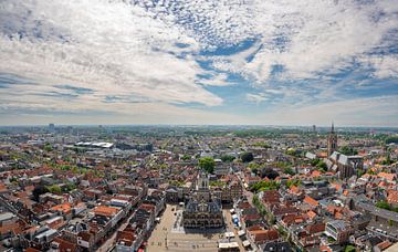 Delft van boven met het stadhuis op de markt in de zomer