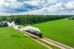 Stoomtrein met rook uit de locomotief in het landschap van boven van Sjoerd van der Wal Fotografie