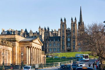 Taxis und Busse an der National Gallery und dem New College in Edinburgh von Peter de Kievith Fotografie